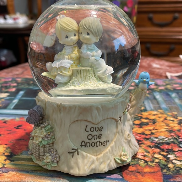 Love One Another is the message of this beautiful figurine. - Picture 2 of 2